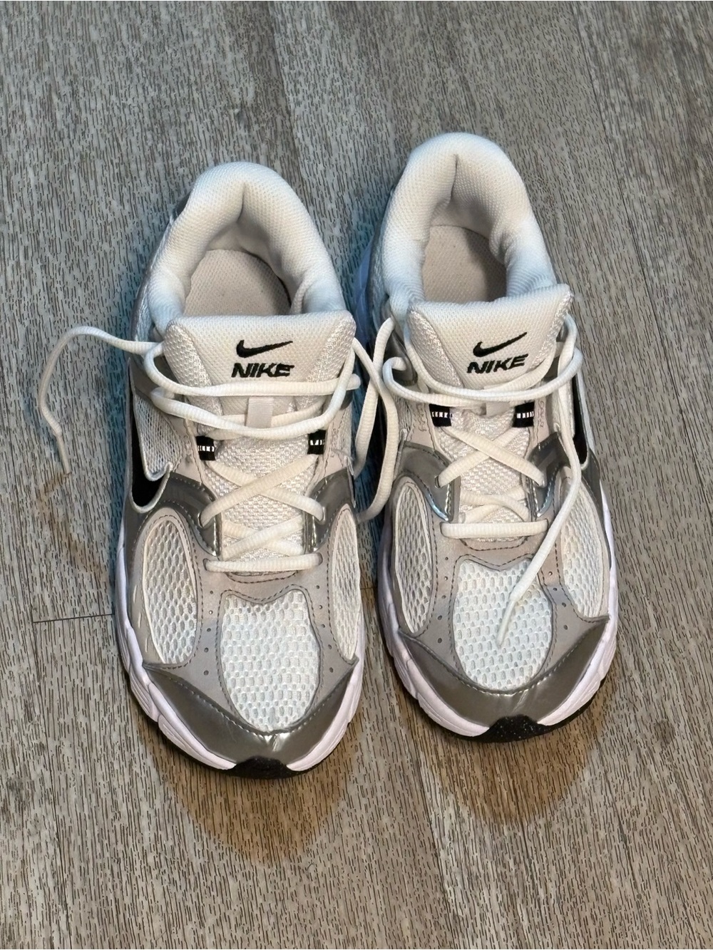 NIKE V5 RNR BIG KIDS SILVER/WHITE SNEAKERS SIZE 7Y